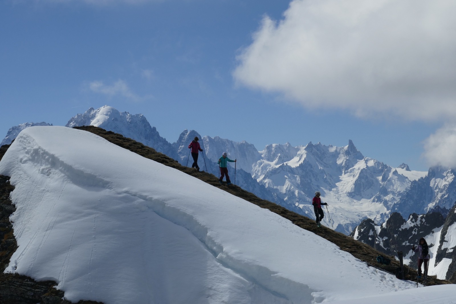 Un groupe redescend du sommet.