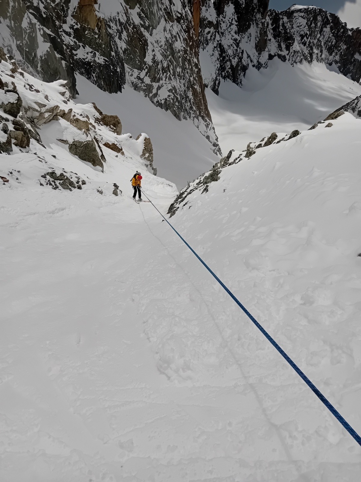 &nbsp;Descente en rappel dans l'etroiture du glacier du milieu