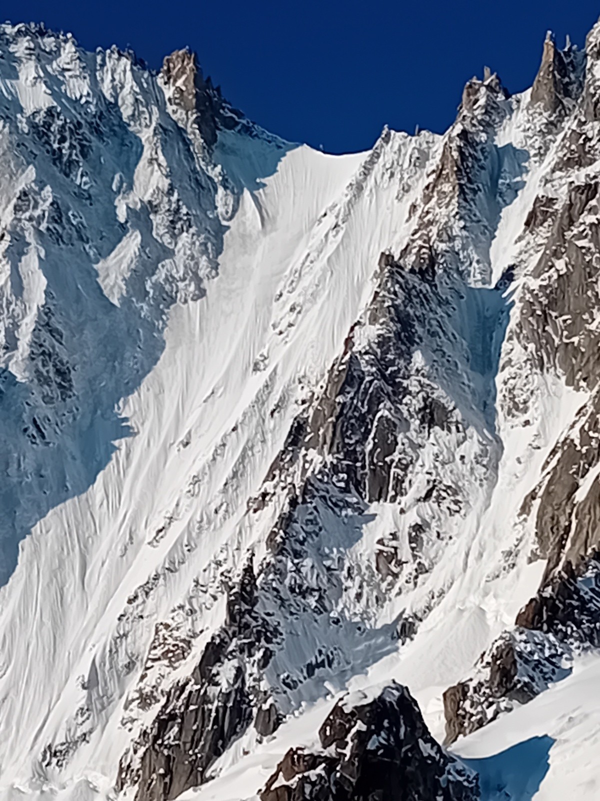 &nbsp;Des traces de ski dans le couturier! Chapeau!