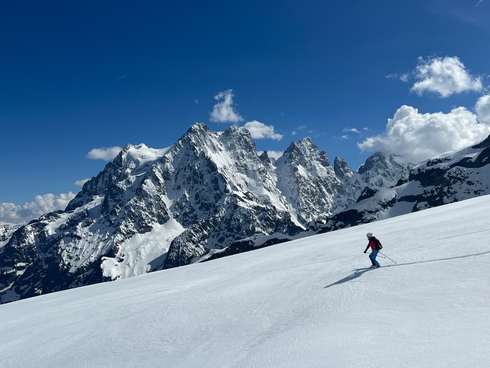 Pelvoux à l'arrière plan apparemment skié&nbsp;