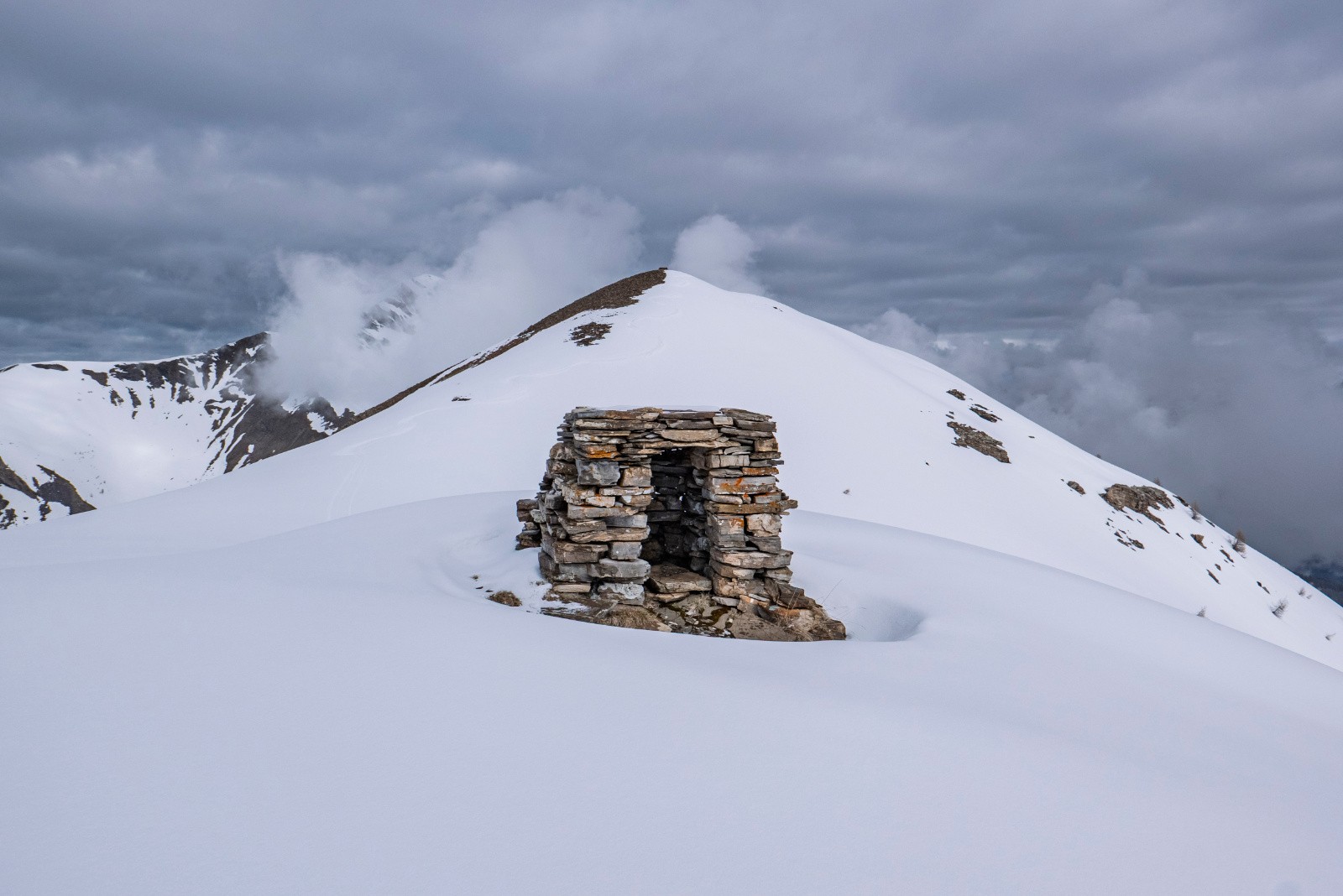 Cairn abri au point 2405 et sommet derrière
