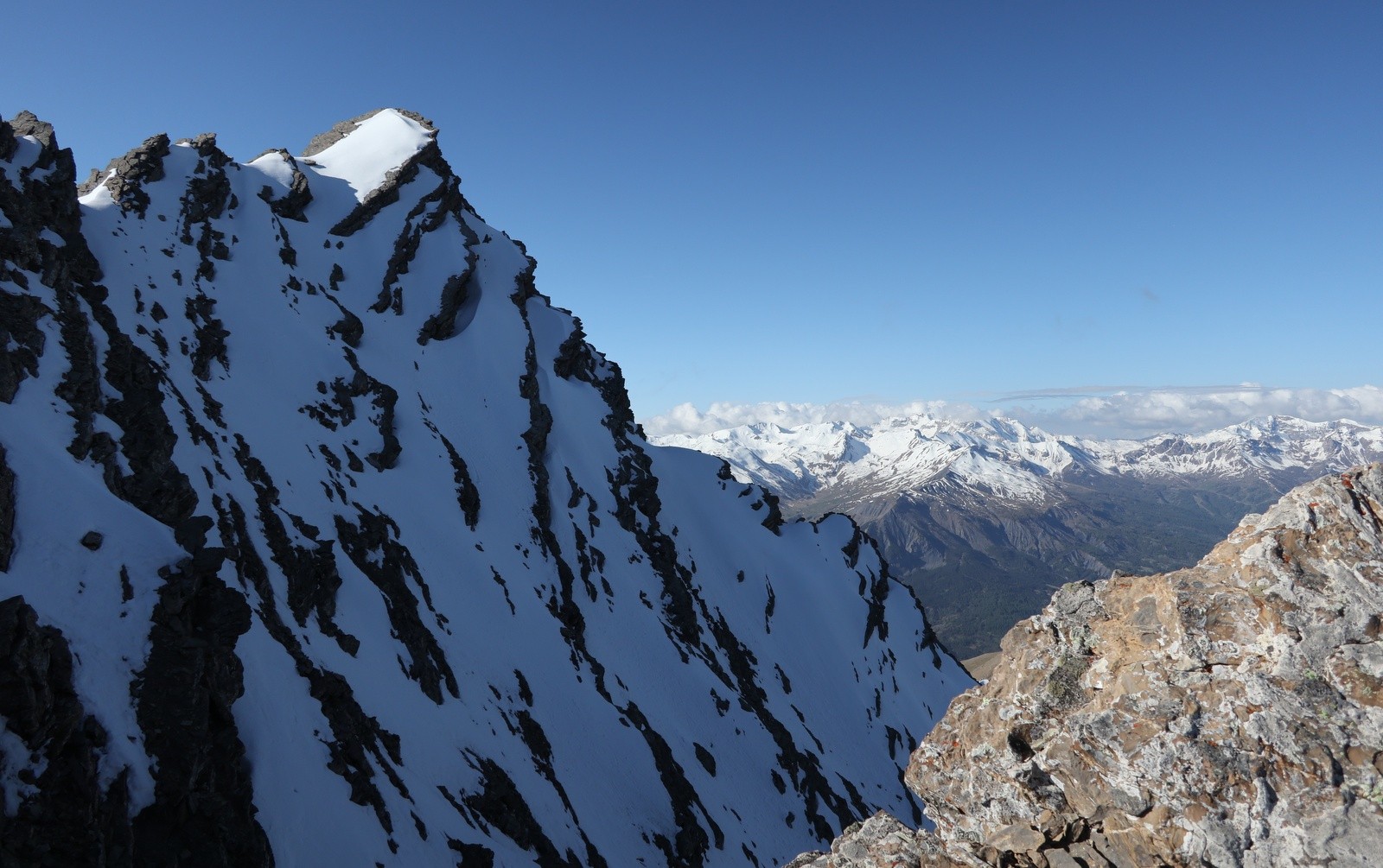 La Tête de Cuguret depuis l'épaule NW. Accès compliqué...