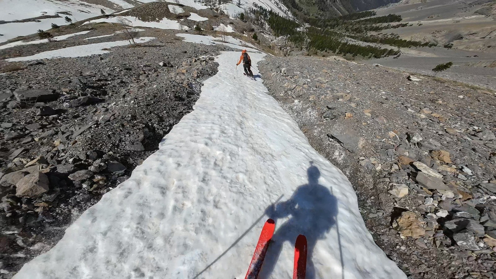 Une langue de neige permet de skier bas