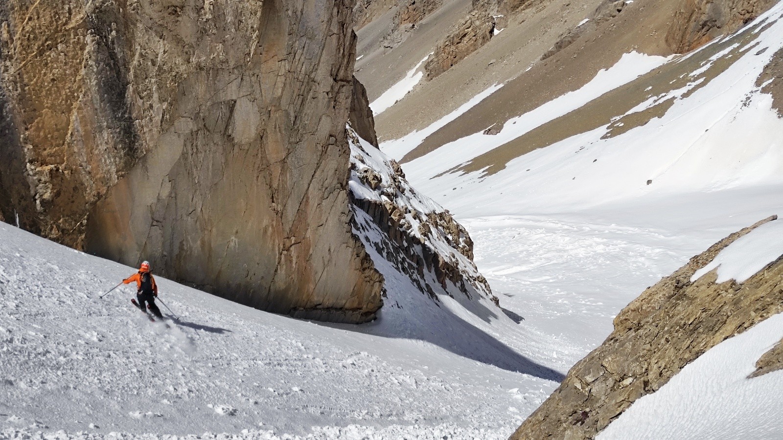 Ski entre les belles falaises