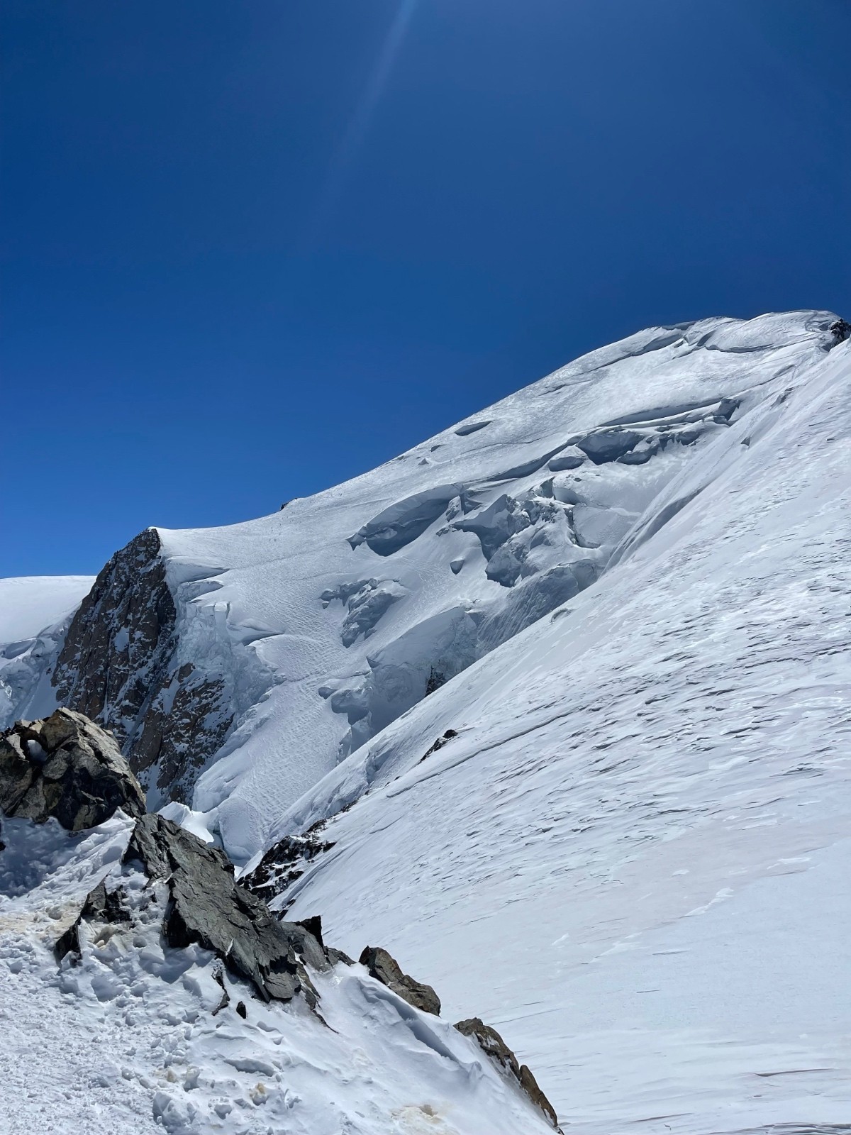 Vue sur la face N depuis Vallot… les traces s’approchent beaucoup du bord du vide.