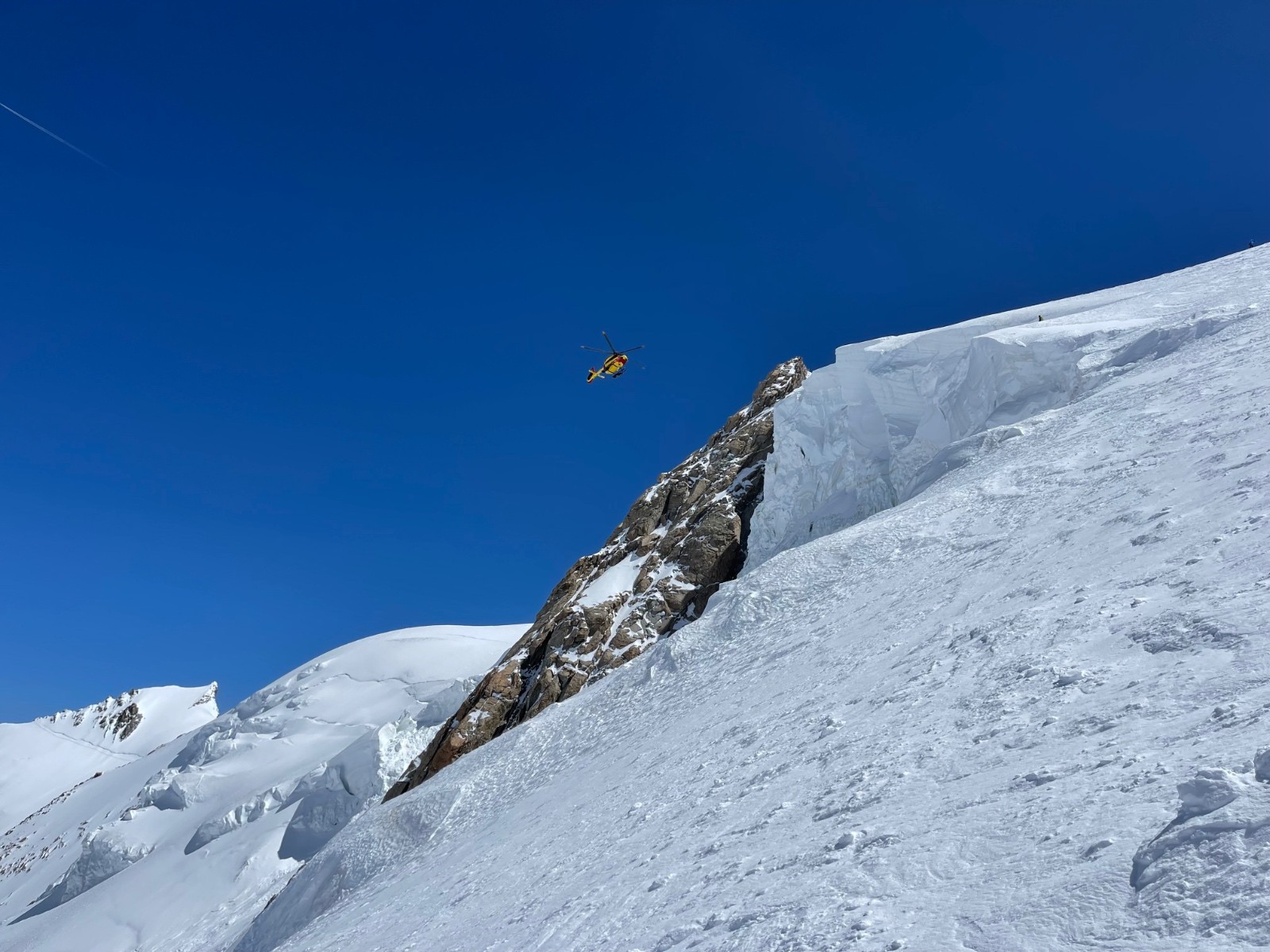 Photo de la crevasse mortelle, juste au dessus de la barre de séracs (il y a deux petits points dessus : le collègue et le secouriste du PGHM…)&nbsp;