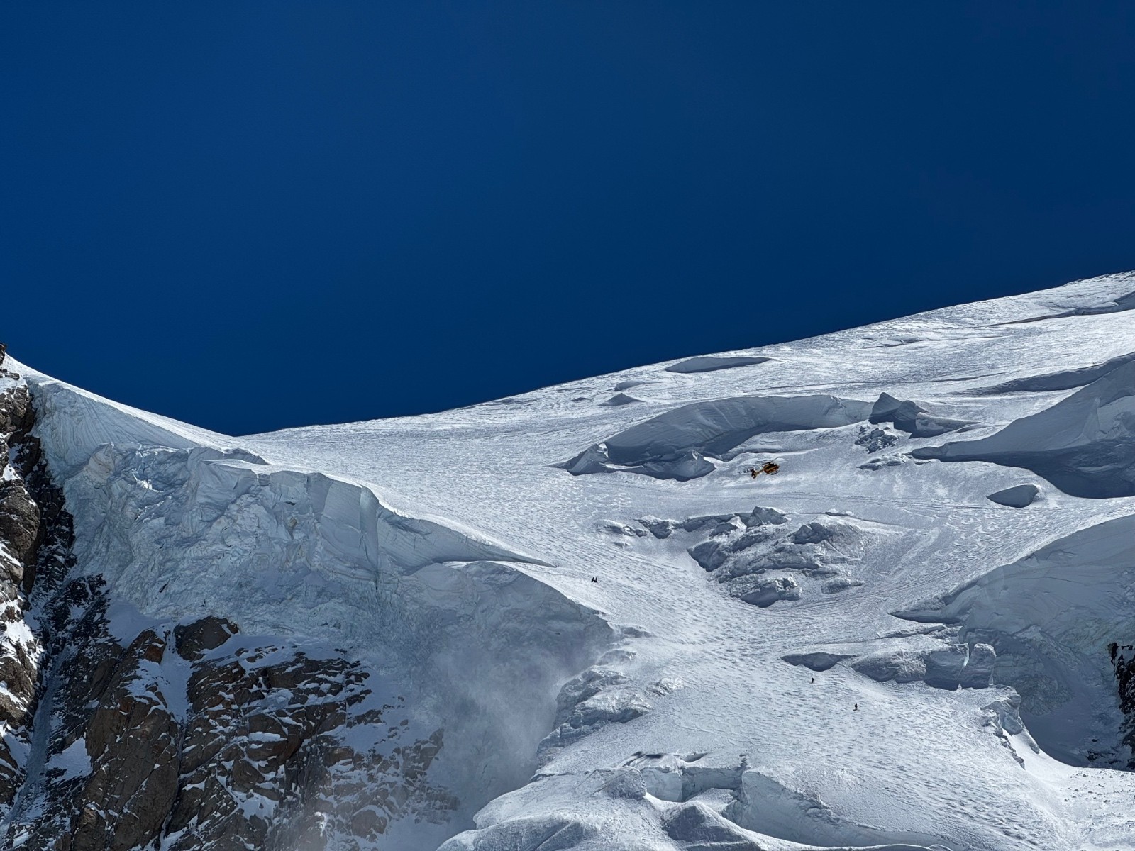 Vu de plus loin, la « piste » des traces s’approche de plus en plus du bord, d’autant plus qu’on est tenté de skier à droite pour éviter l’exposition au sérac dessus… PRUDENCE.&nbsp;