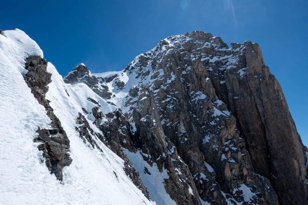 en contrebas de l'arete: trop de vent