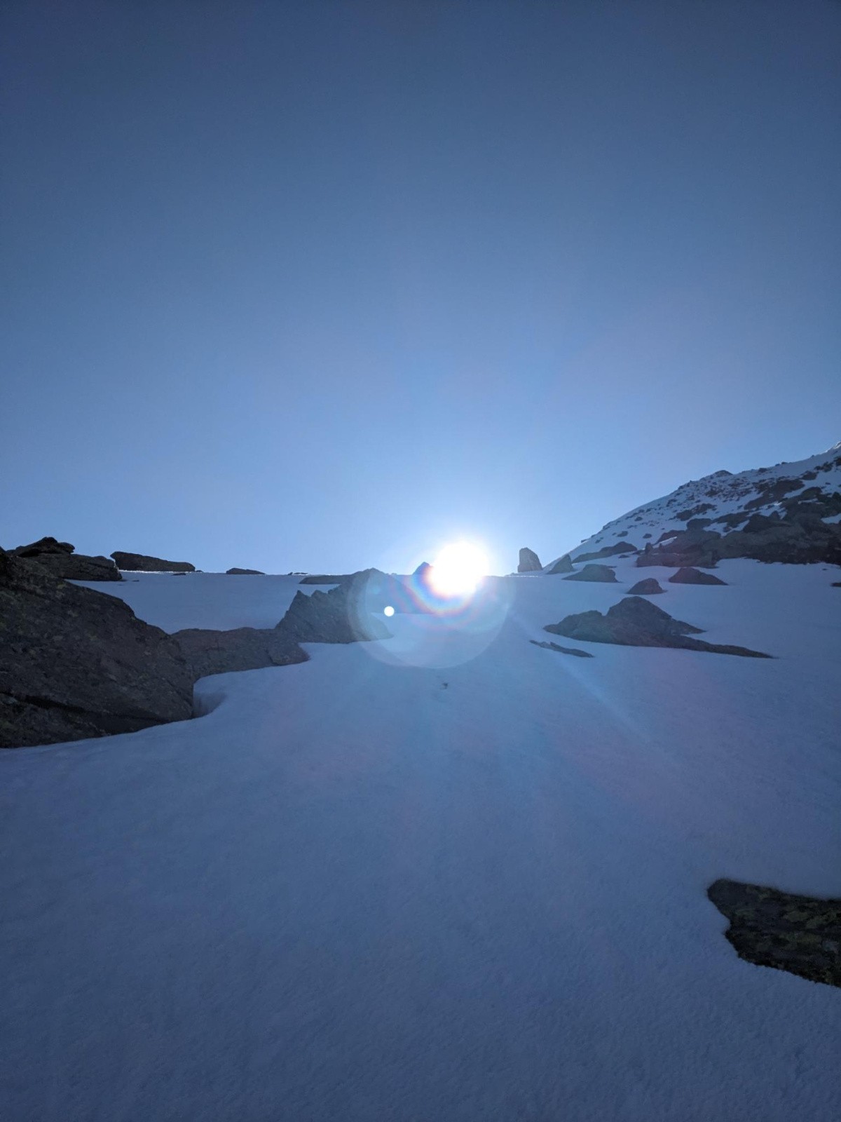Le soleil aussi attendu en ce jour frais de mai qu'en plein mois de janvier