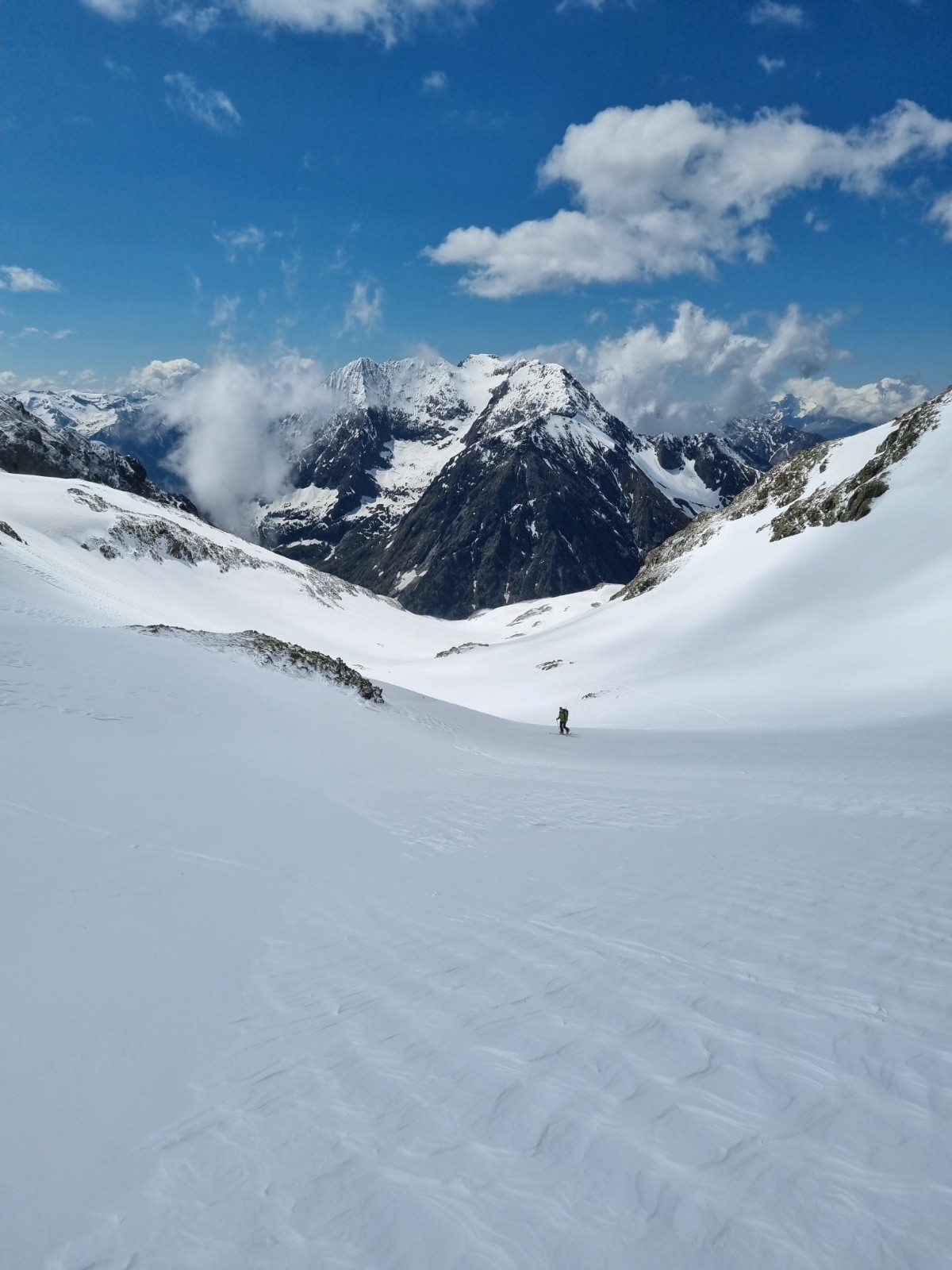 &nbsp;Remontée de la combe sud, grand Armet au fond