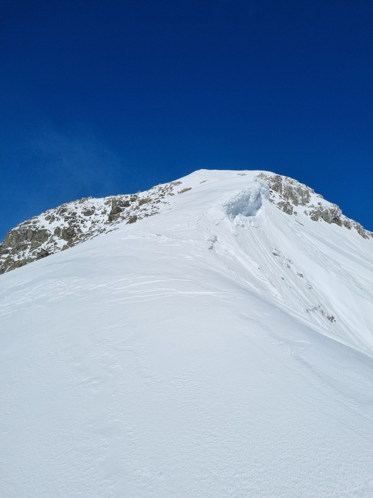 &nbsp;Crête sommitale et corniche