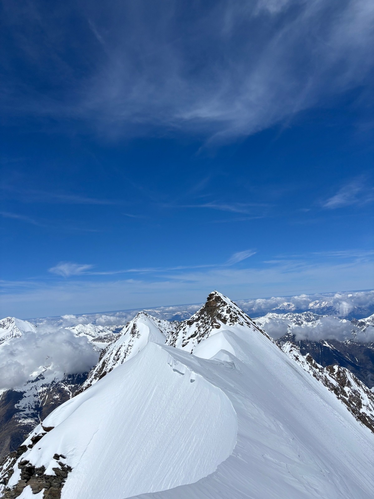 &nbsp;Arrivée au Nadelsjoch avant décrochage dans la face