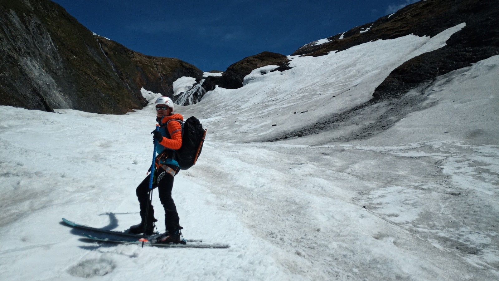 La bande de neige RG pour contourner la cascade