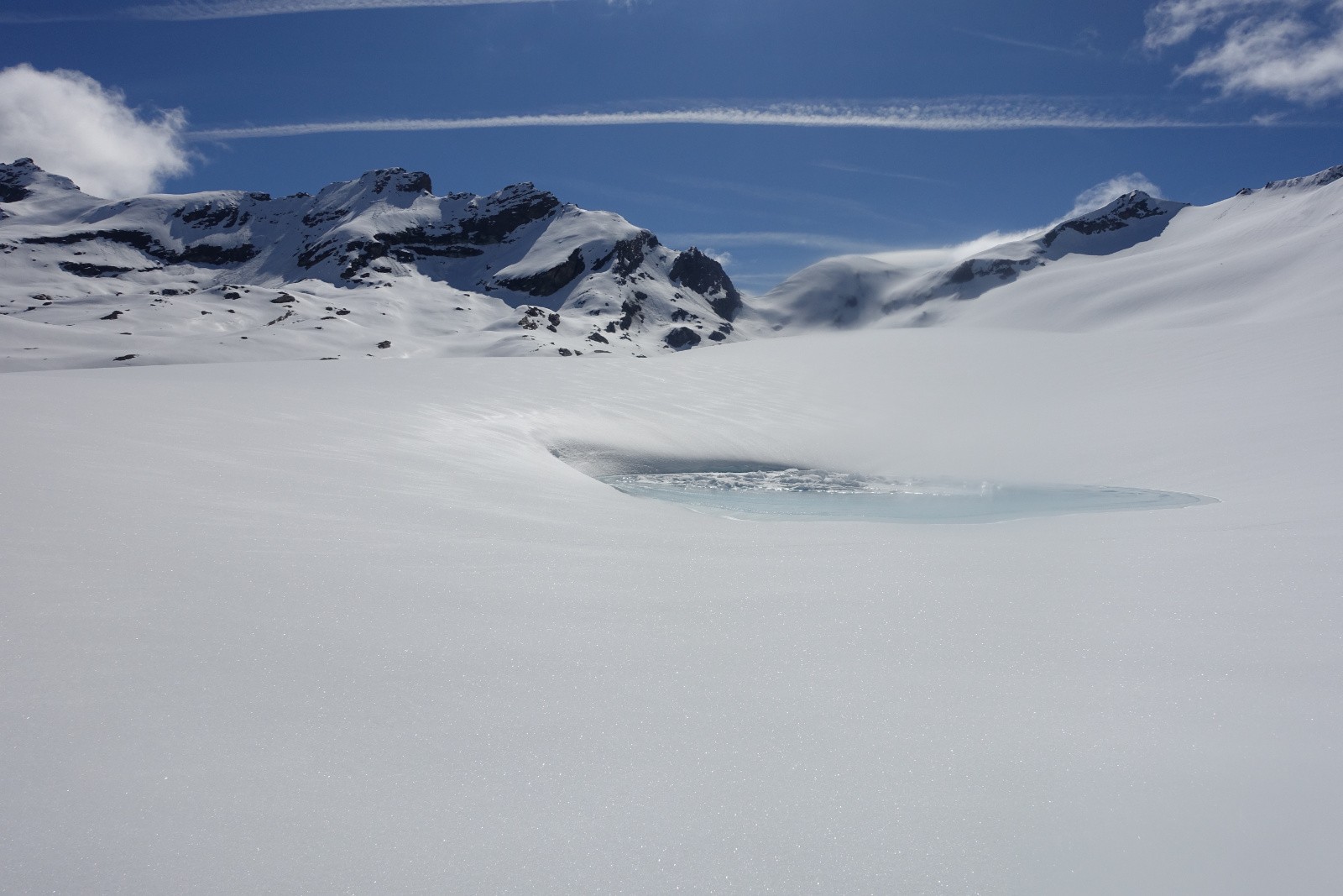 Petit lac éphémère sur le glacier