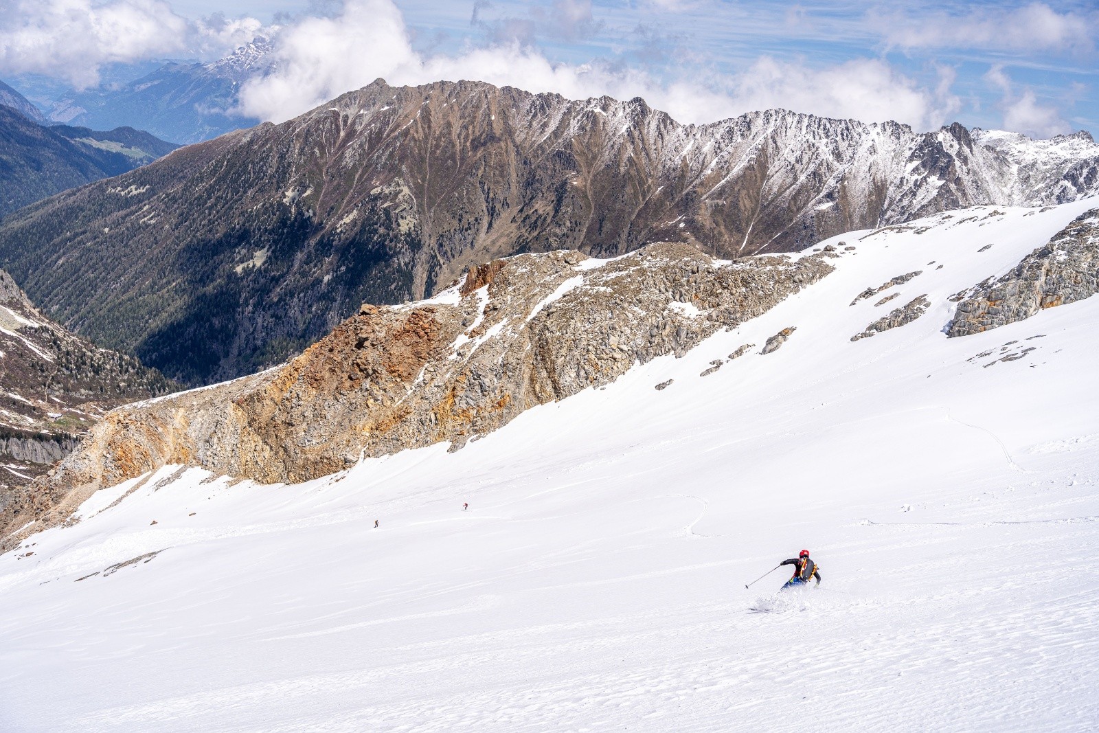 Ski grandes courbes sur le glacier des Grands