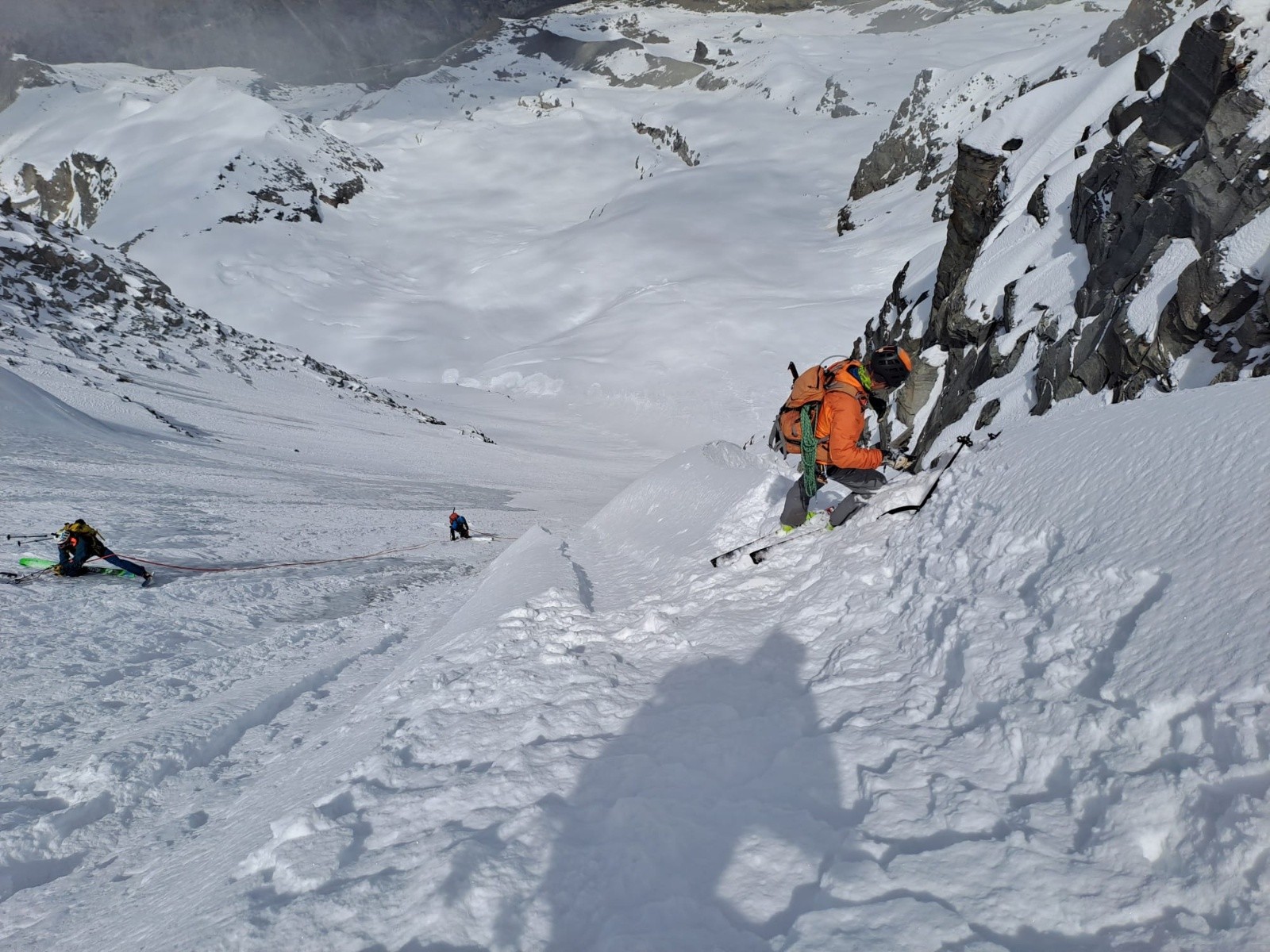 &nbsp;Arrivée à la partie plus technique. On voit à gauche le skieur, en sécurité mais en position malcommode&nbsp;