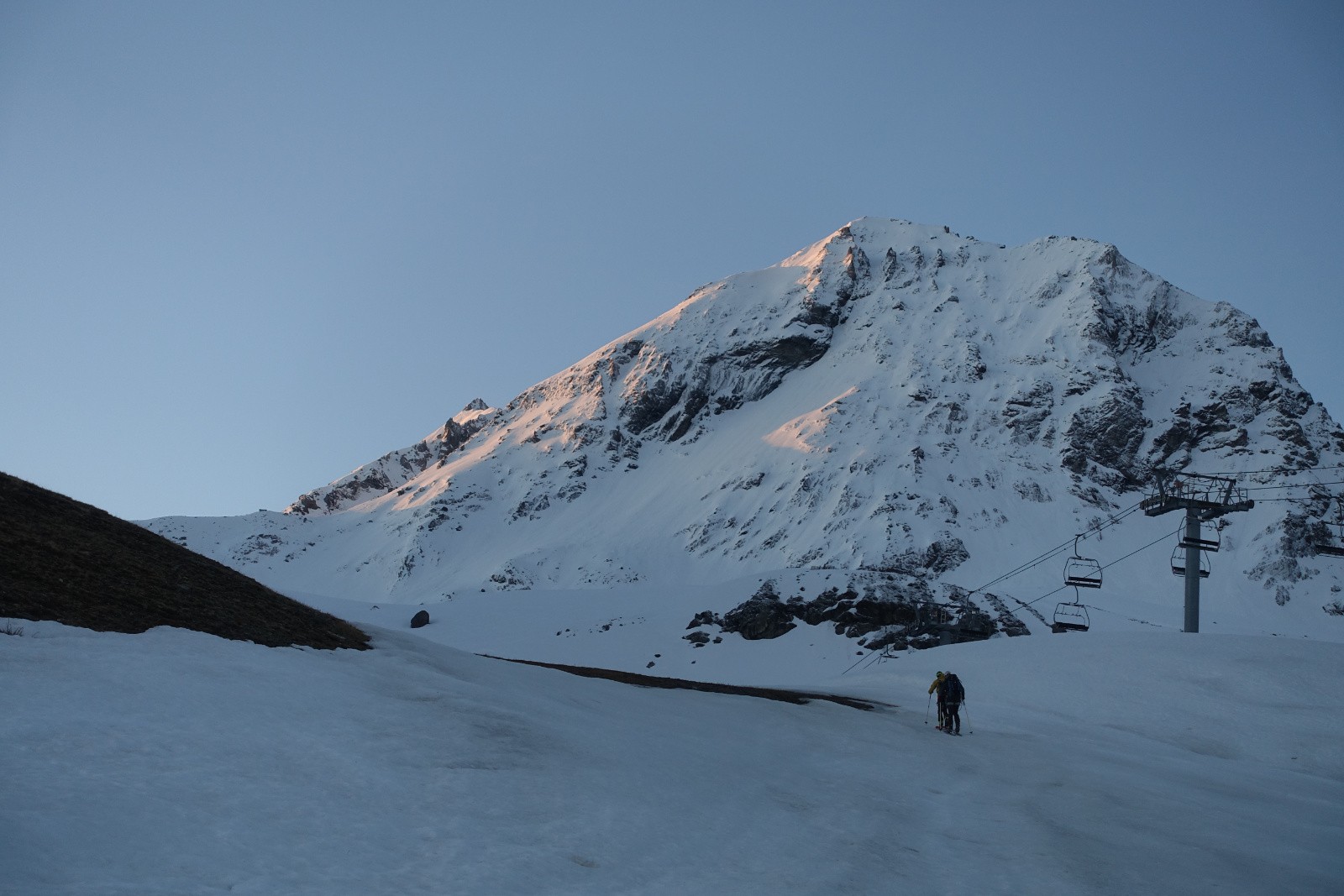 Des skieurs nous précèdent