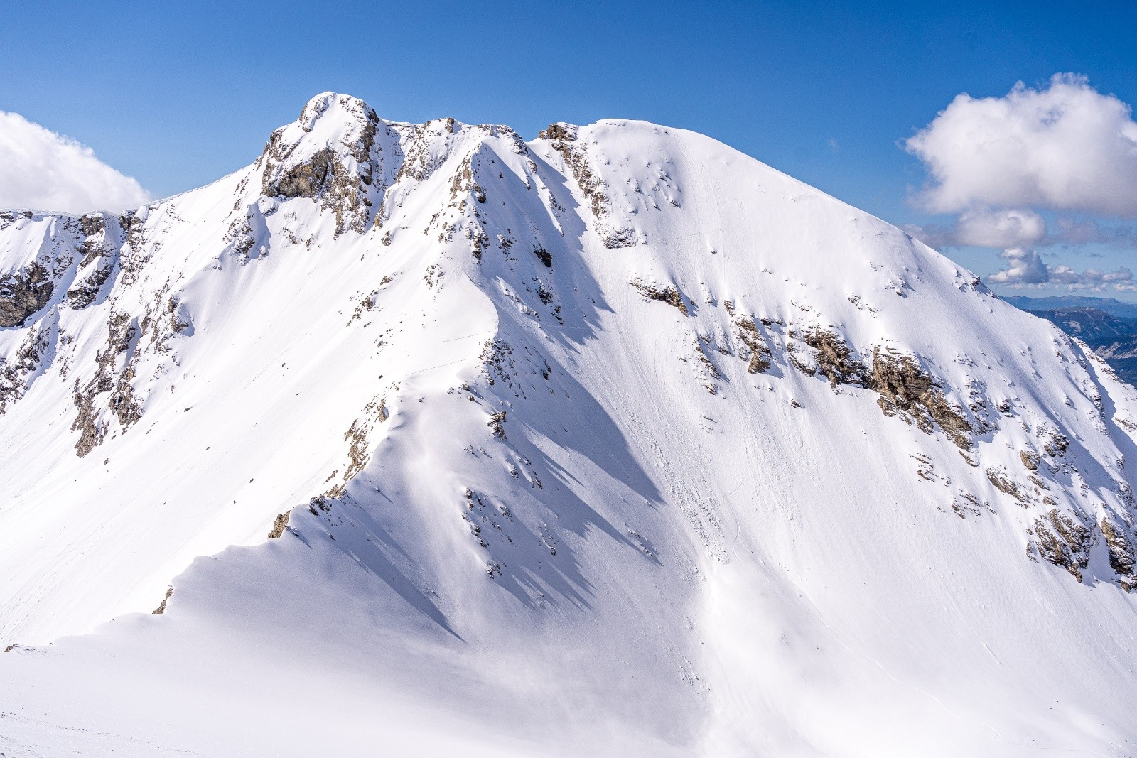  Mont pellat droit devant et son couloir NW à droite du sommet