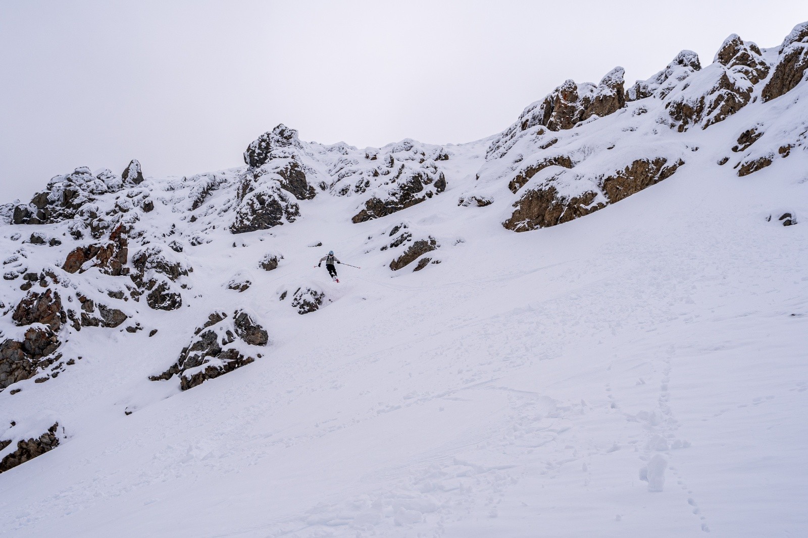 Sous le sommet, on trouve un cheminement dans les barres