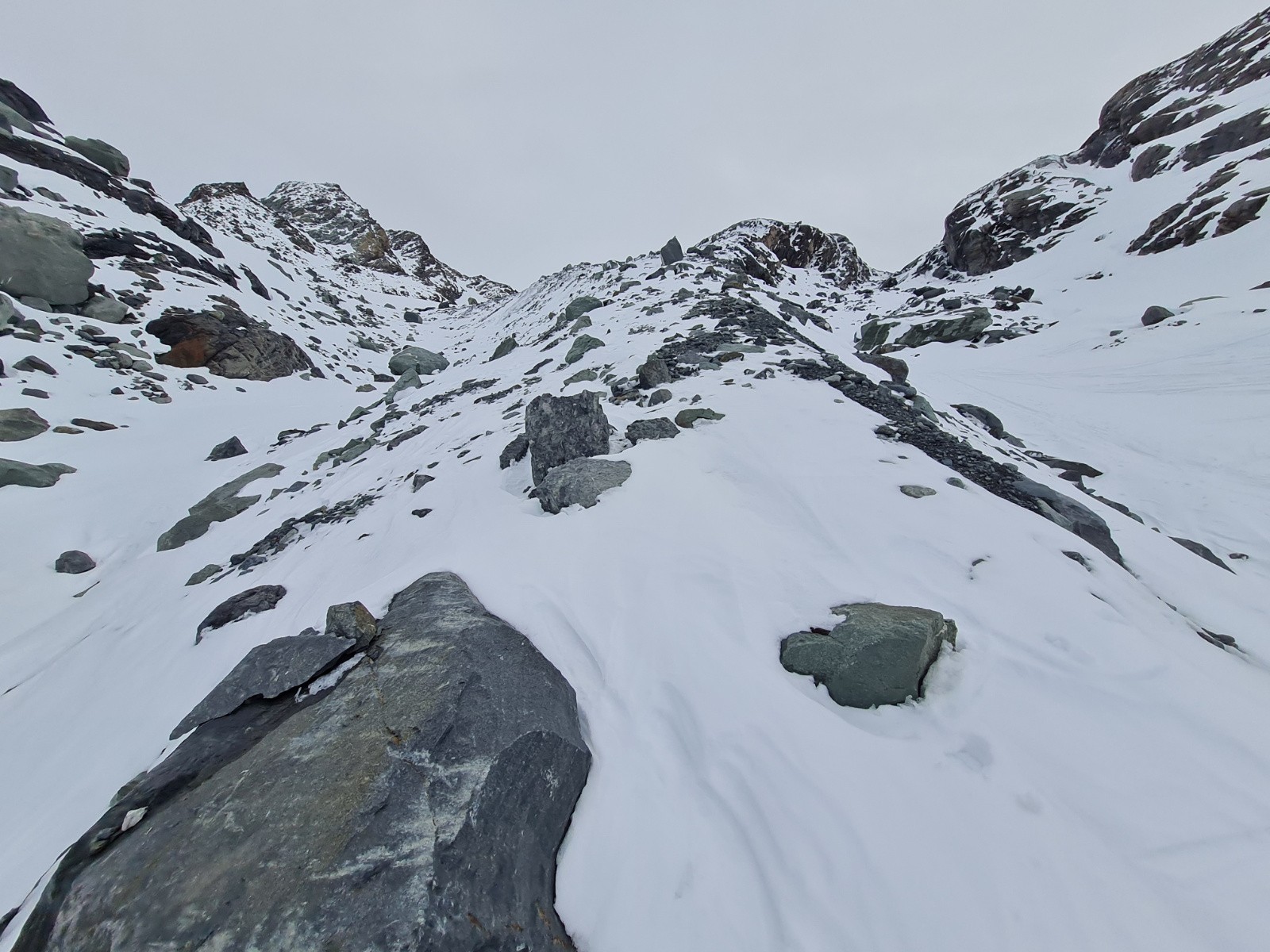 #7 Ici bifurquez dans la combe de gauche pour éviter le déchaussage au col Ici bifurquez dans la combe de gauche pour éviter le déchaussage au col