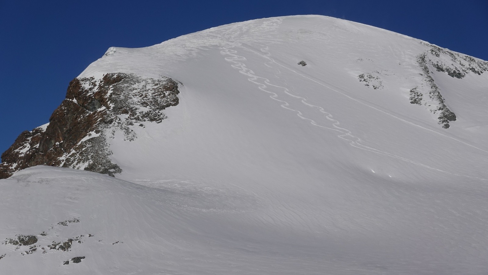 #17 Nos deux traces sur la gauche en bonne poudreuse Nos deux traces sur la gauche en bonne poudreuse
