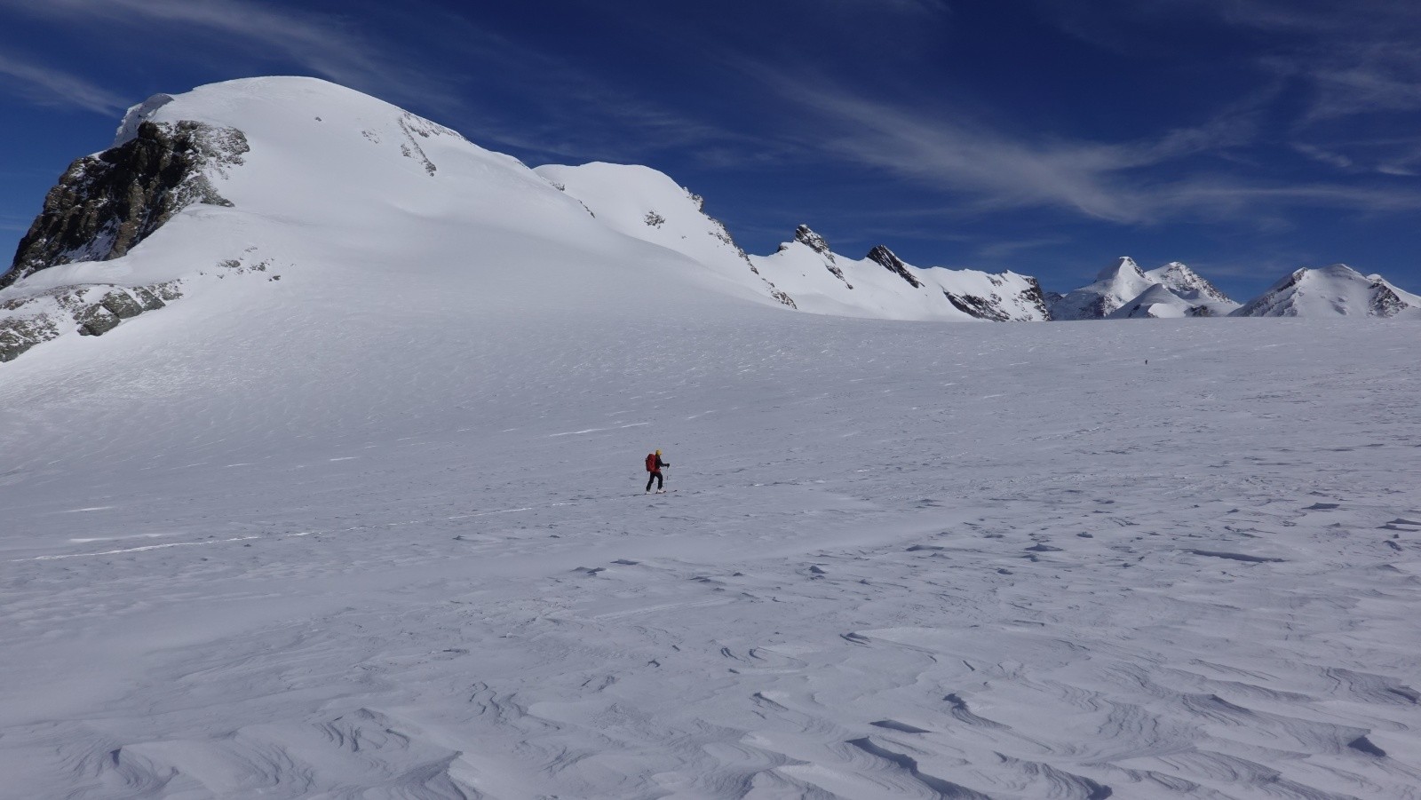 #3 Seulement précédés par un skieur sur le plateau du Breithorn Seulement précédés par un skieur sur le plateau du Breithorn