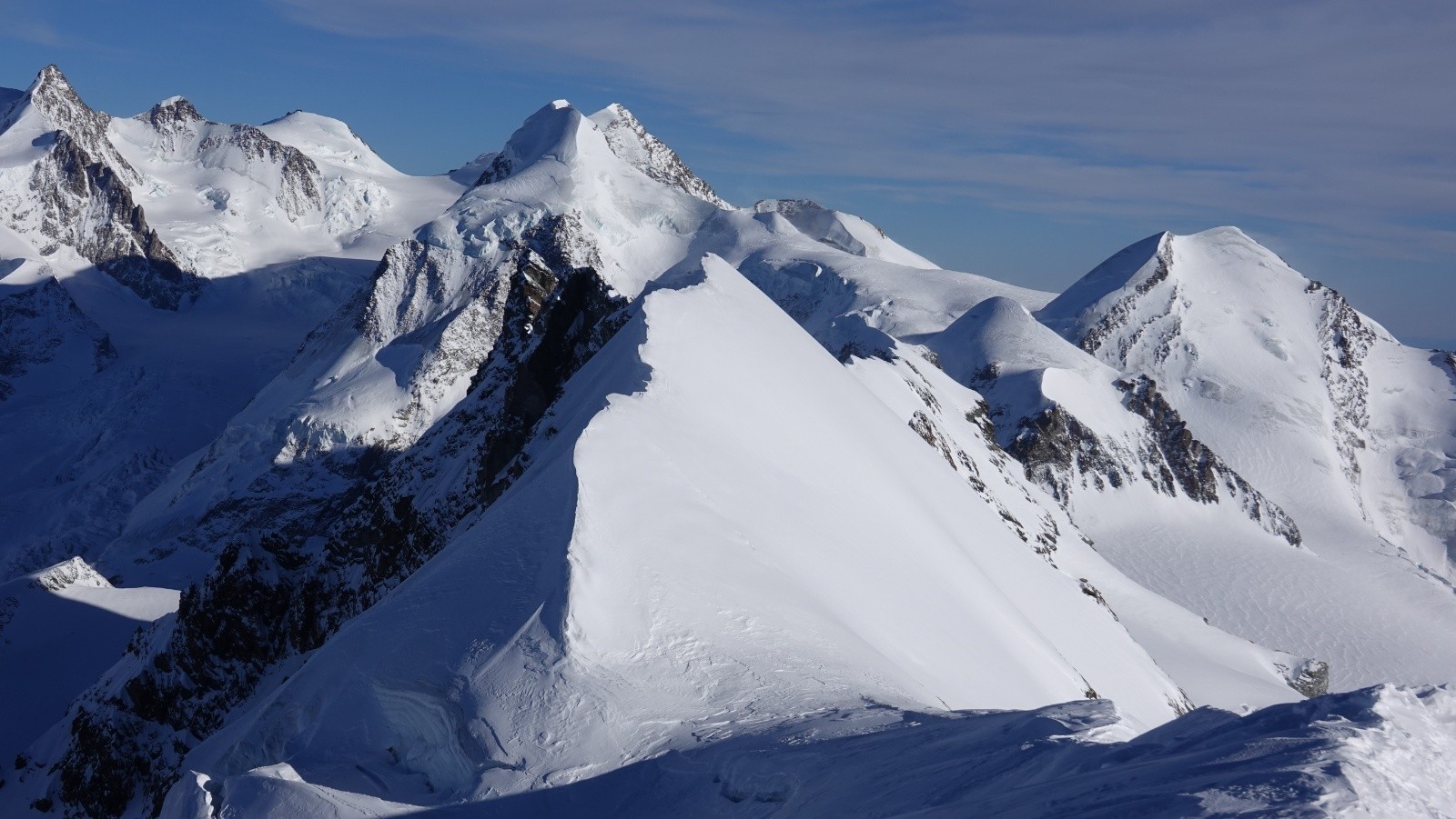 #18 Panorama au téléobjectif sur toutes les pointes du groupe du Monte-Rosa avec au premier plan, le Breithorn Central Panorama au téléobjectif sur toutes les pointes du groupe du Monte-Rosa avec au premier plan, le Breithorn Central