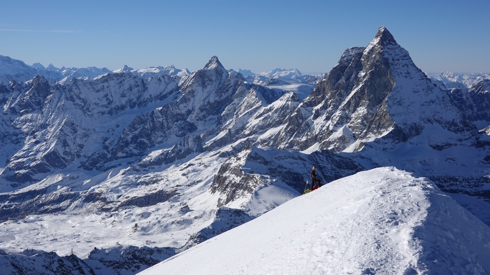 #9 Jean-Marie sous le sommet à l Jean-Marie sous le sommet à l'abri du vent sur fond de Dent d'Hérens et de Cervin