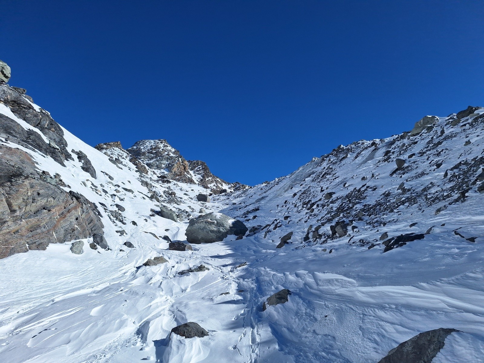 Accès au col de Thorens, là où on a remis les skis!
