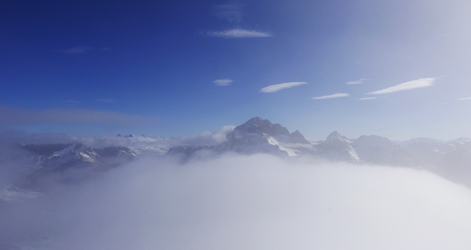 Au-dessus d'un bout du stratus, le Grand Galibier.