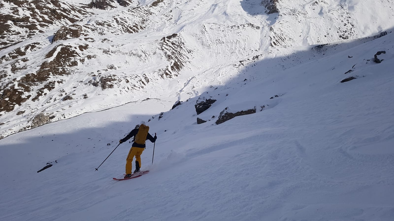 vue sur la vallée et les pentes peu enneigée en sud. 