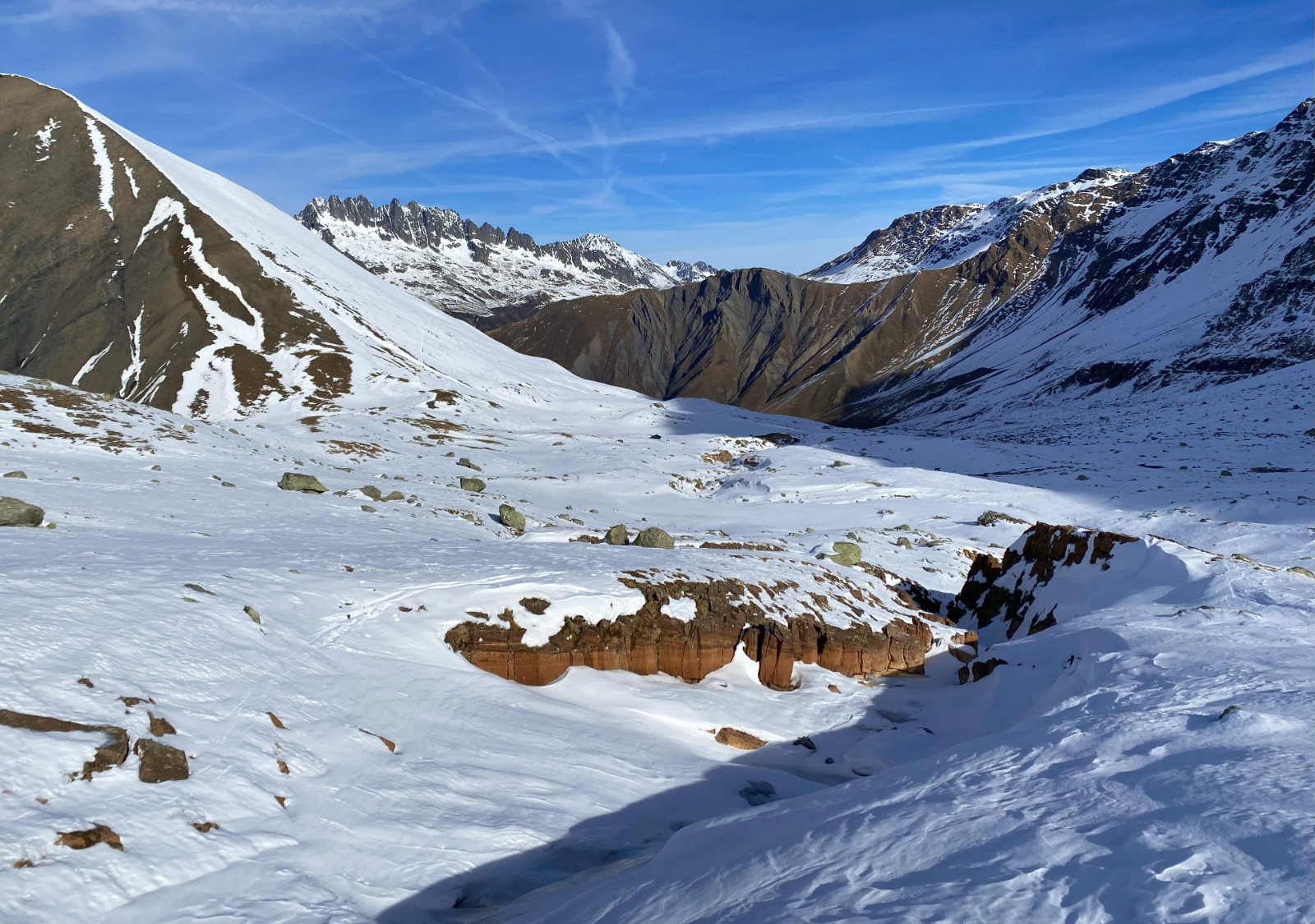 Jolie veine de rochers ocres/oranges sur la plan des cavales 