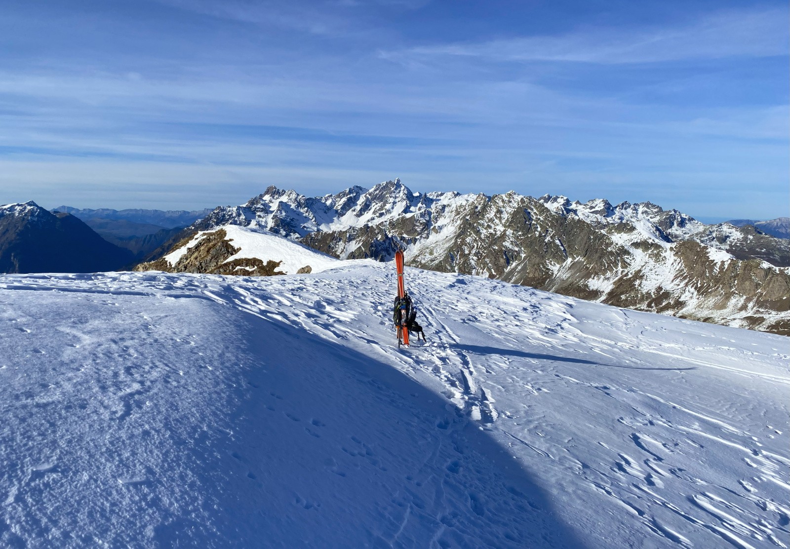 Sommet: les skis cailloux contents de reprendre l'air! 