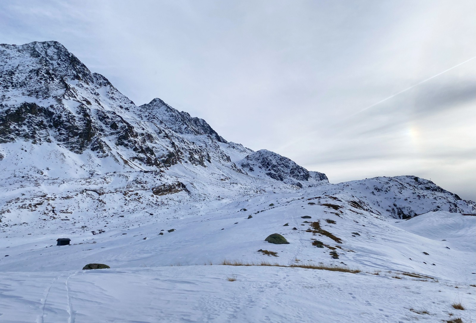 Dans le rétro, on distingue le passage et l'épaule sommitale à la base des falaises de l'étendard 