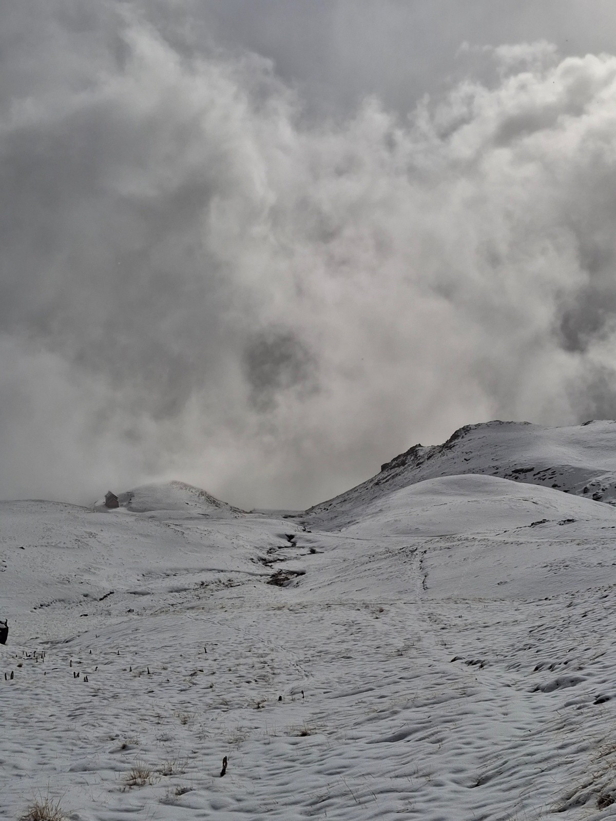 Coup d'oeil en arrière sur la cabane et le chaussage 