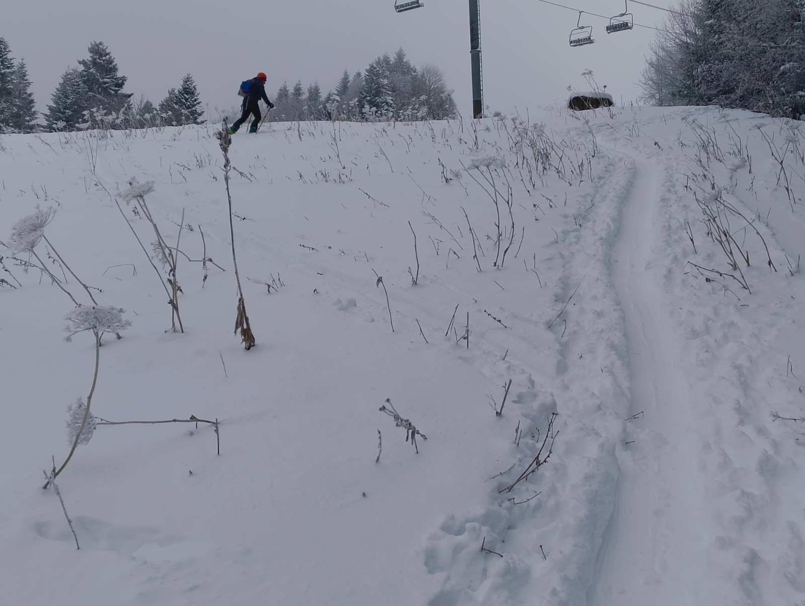 #2 Petite photo pedago : grosse trace drè dans le pentu tout droit : pas bien. Yves retrace de façon à garder la pente régulière -à gauche) Petite photo pedago : grosse trace drè dans le pentu tout droit : pas bien. Yves retrace de façon à garder la pente régulière -à gauche)