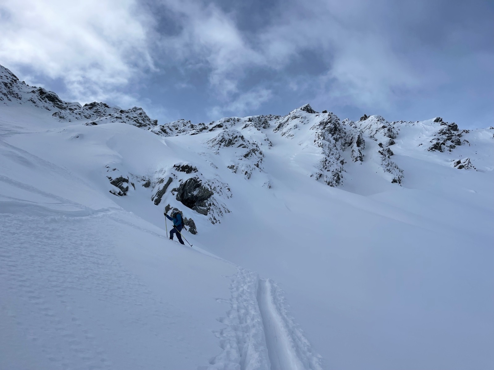 #1 Thomas trace, le couloir NE semble bien rempli Thomas trace, le couloir NE semble bien rempli