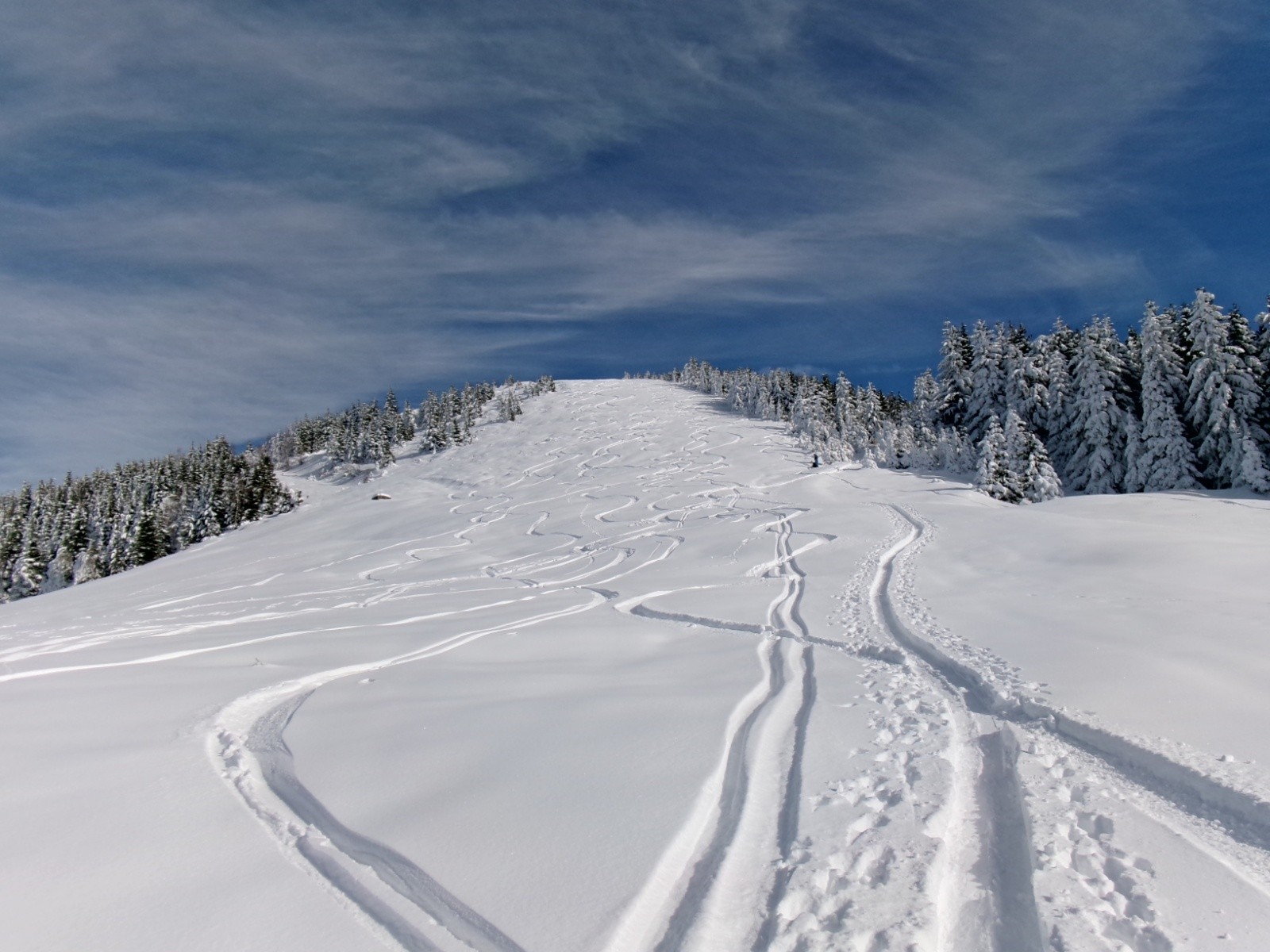 Fin de la route , au décollage parapente, ancienne piste de ski
