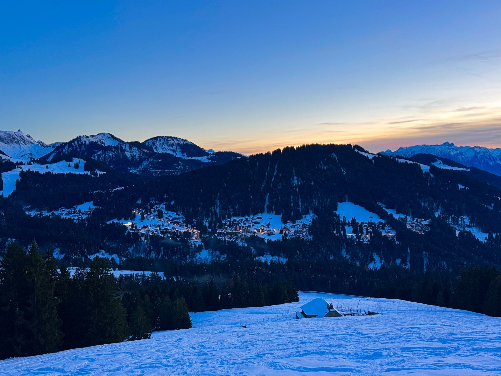Les Paccots au crépuscule