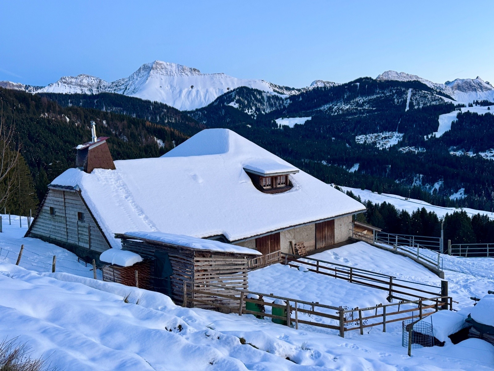 La ferme à 1200m - Dent de Lys au fond