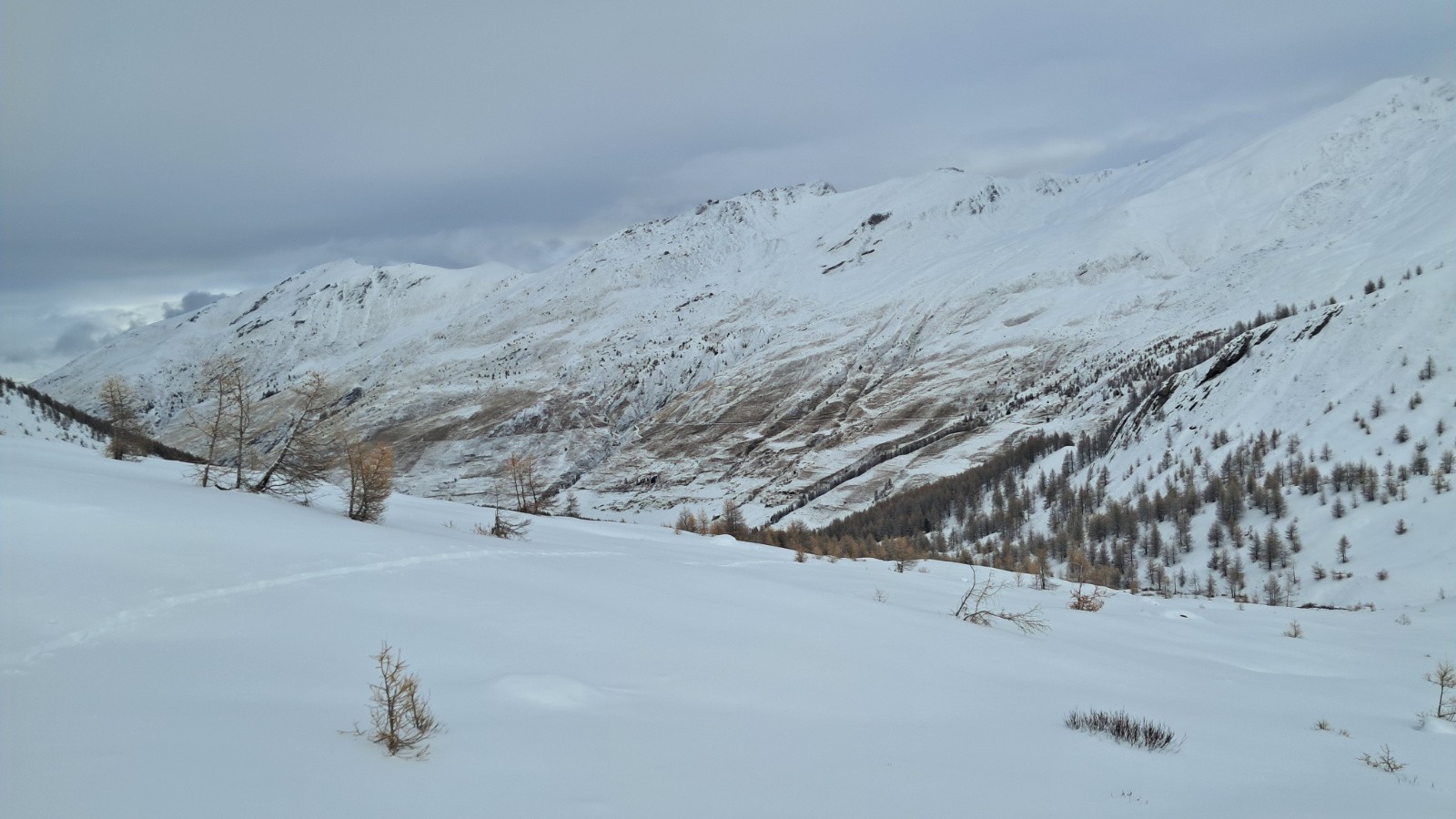 faible enneigement coté Adret !!
