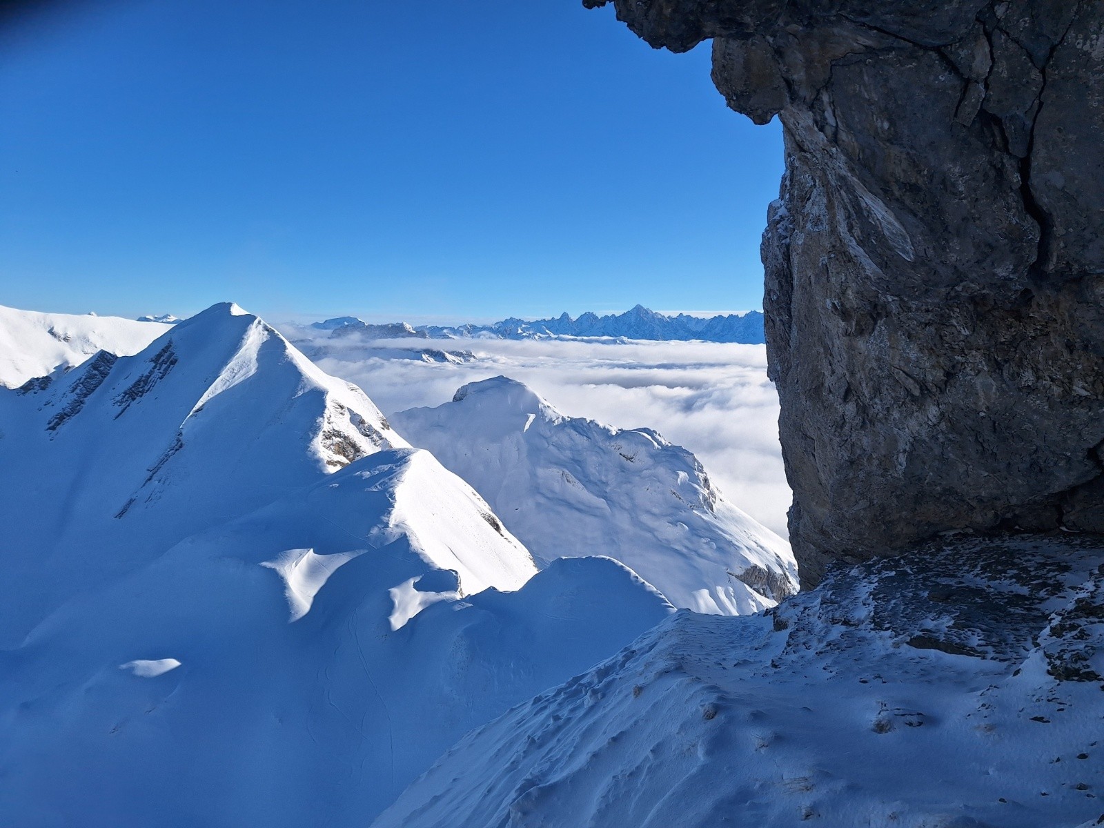 #3 Tête de Paccaly et mer de nuages avec l Tête de Paccaly et mer de nuages avec l'Aiguille Verte au fond