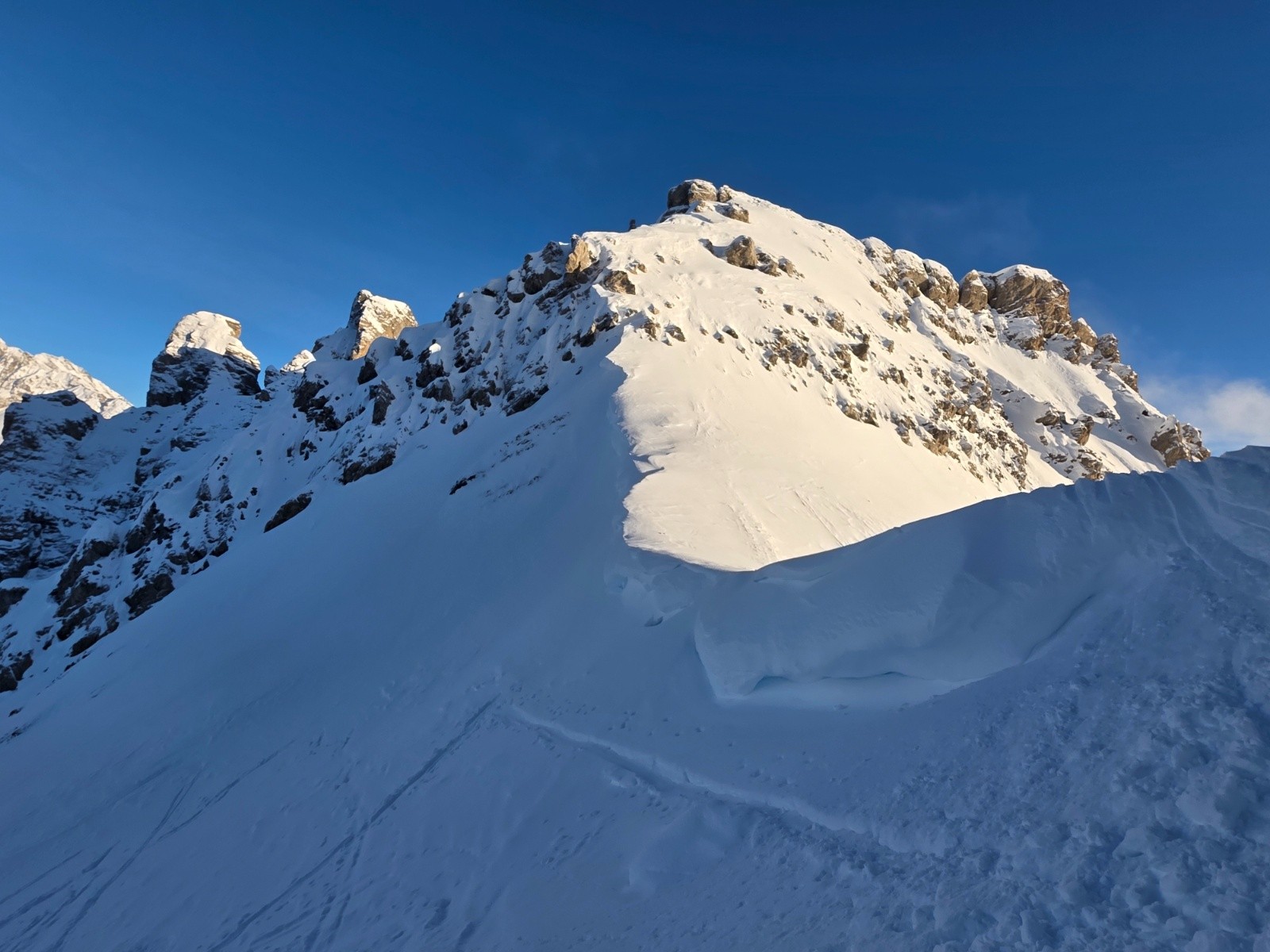 #10 Col de la Cicle et montée vers les Chasseurs. Belle poudreuse dans la descente côté nord. Col de la Cicle et montée vers les Chasseurs. Belle poudreuse dans la descente côté nord.
