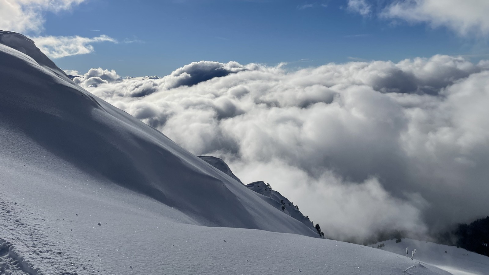  J2 pentes vierges émergeant de la nuée
