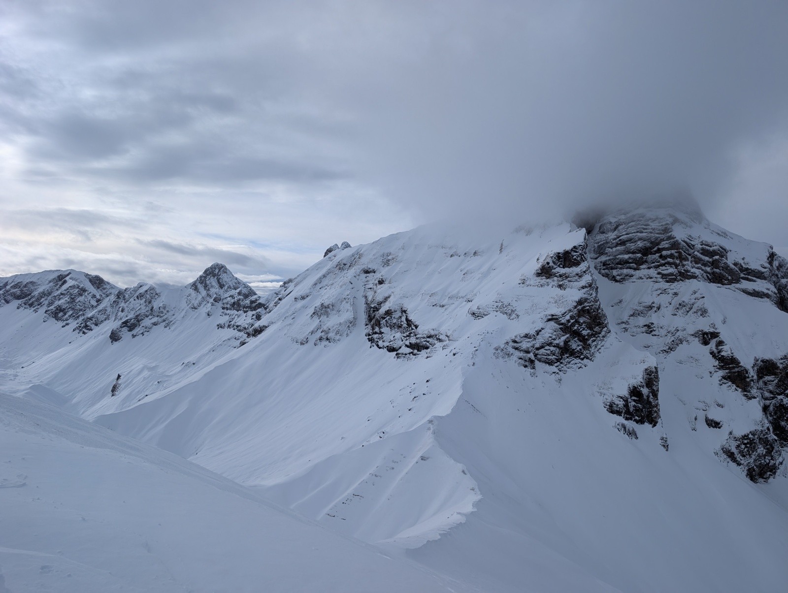 Arêtes noires, corniche en formation 
