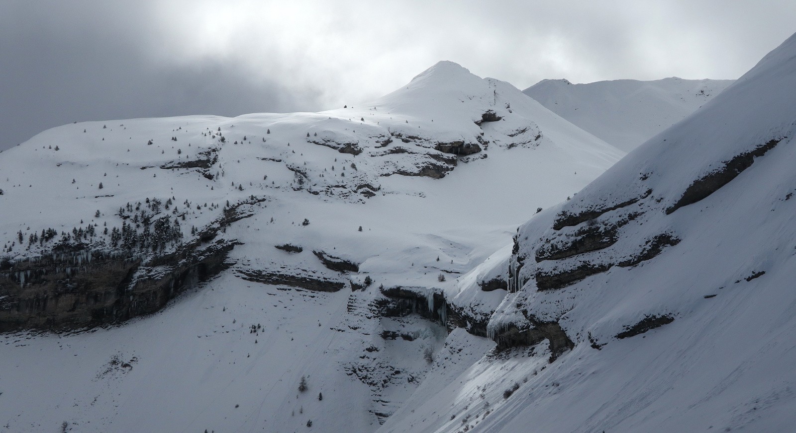 &nbsp;La Tête du Jas des Arres au-dessus de la cascade de Saute Aure&nbsp;