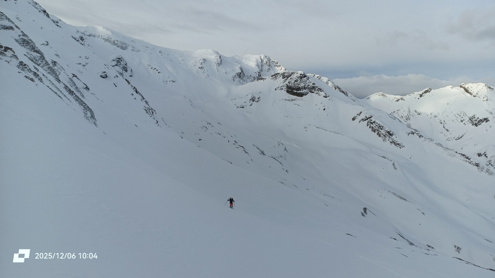 On remonte le glacier avec une belle vue sur la collection de sommets du séjour 