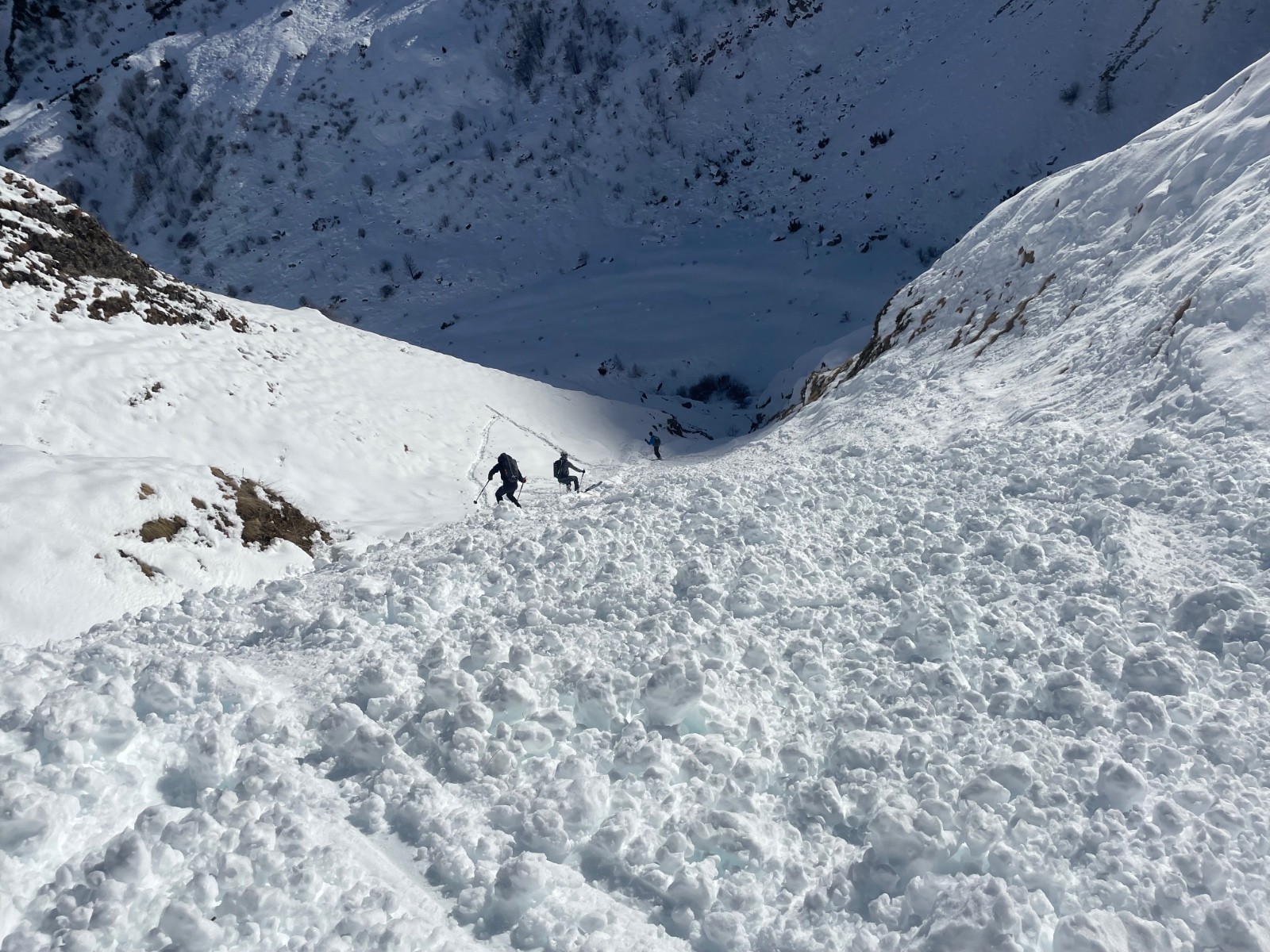  Fin de la descente sur une avalanche. À côté on touche l’herbe 