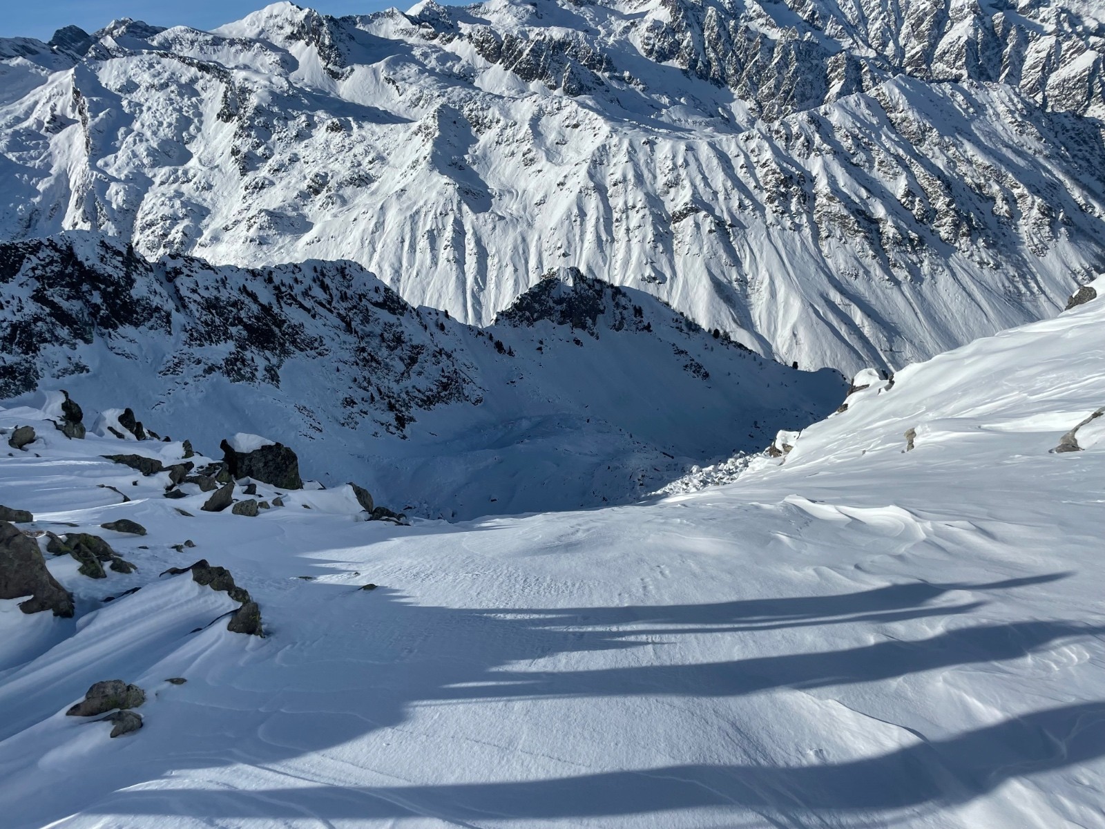  On préfère ne pas tenter de descendre dans la vallée Fredda. Trop de rochers pas recouverts. Il faut descendre à 2000 dans cette pente Est pour faire le tour de l’Abisse. Risque de grosse galère. 