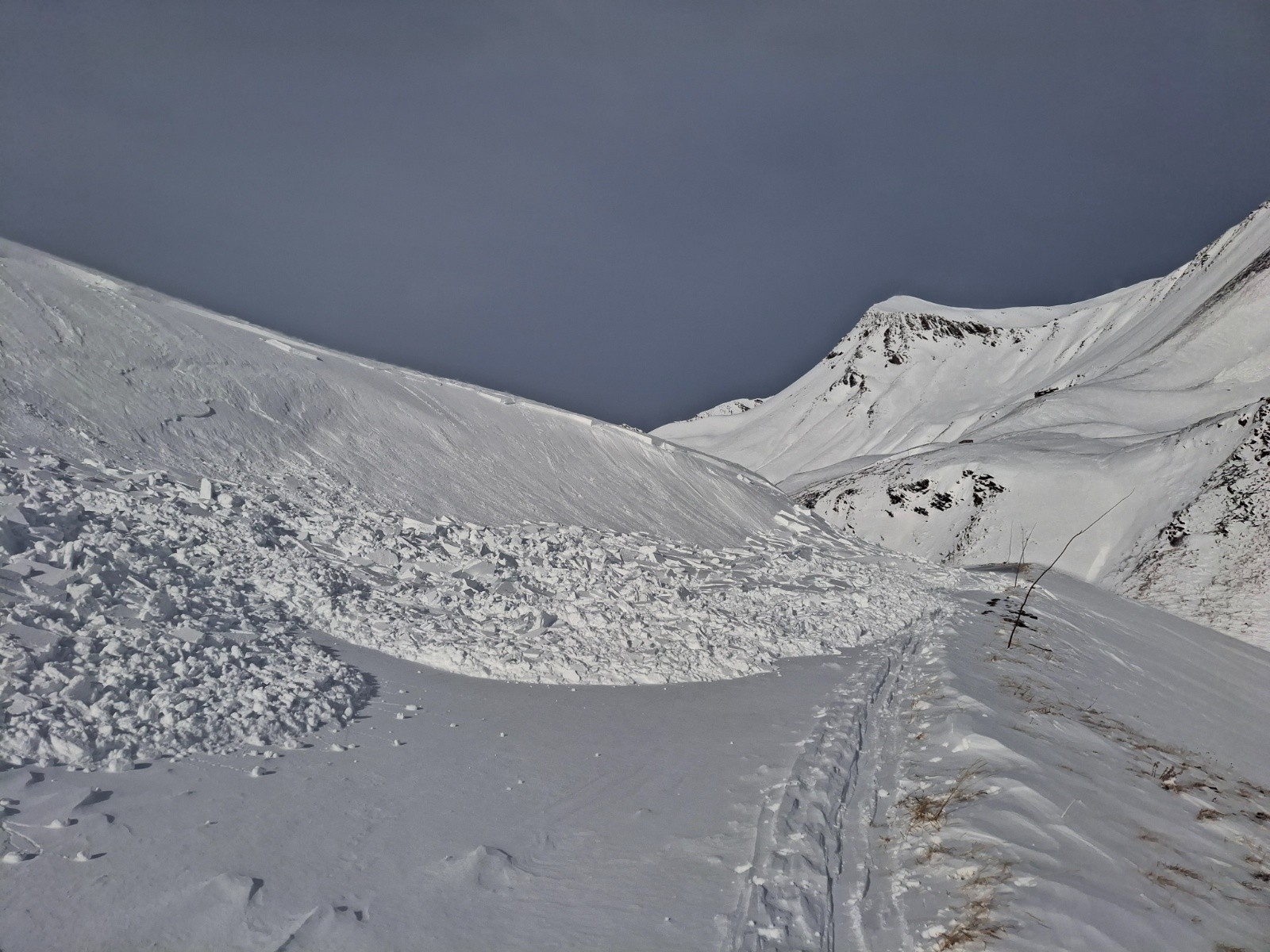 #7 Petite avalanche sur la route mais suffisante pour recouvrir des randonneurs sur fond de Pic blanc Petite avalanche sur la route mais suffisante pour recouvrir des randonneurs sur fond de Pic blanc